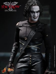 Hot_Toys_-_The_Crow_-_Eric_Draven_Collectible_Figure_PR10