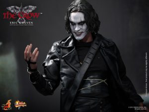 Hot_Toys_-_The_Crow_-_Eric_Draven_Collectible_Figure_PR11