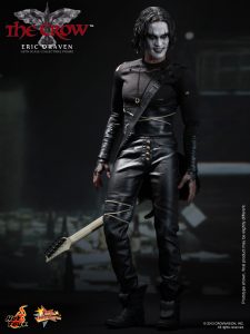 Hot_Toys_-_The_Crow_-_Eric_Draven_Collectible_Figure_PR6