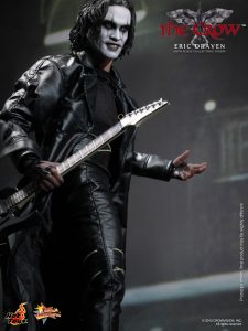 Hot_Toys_-_The_Crow_-_Eric_Draven_Collectible_Figure_PR9