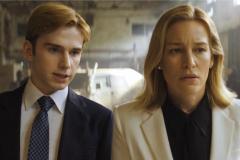 Courtesy_of_Prime_Video_L3AR-Louis_Landau_Piper_Perabo