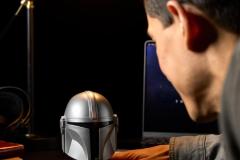 STAR-WARS-THE-BLACK-SERIES-THE-MANDALORIAN-MINI-HELMET-7