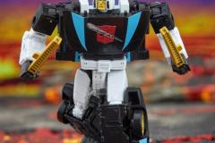 TRANSFORMERS-LEGACY-DELUXE-CLASS-ARMADA-UNIVERSE-WHEELJACK-7