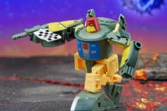 TRANSFORMERS-LEGACY-DELUXE-CLASS-AUTOBOT-COSMOS-3