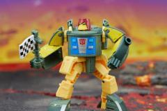 TRANSFORMERS-LEGACY-DELUXE-CLASS-AUTOBOT-COSMOS-4