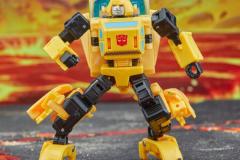 TRANSFORMERS-LEGACY-UNITED-DELUXE-CLASS-ORIGIN-BUMBLEBEE-1