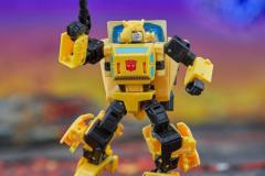 TRANSFORMERS-LEGACY-UNITED-DELUXE-CLASS-ORIGIN-BUMBLEBEE-3