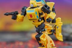 TRANSFORMERS-LEGACY-UNITED-DELUXE-CLASS-ORIGIN-BUMBLEBEE-4